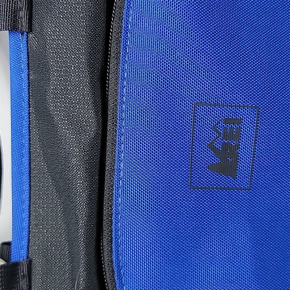 Rei Blue IPad or Tablet Carry Case - Picture 2 of 14